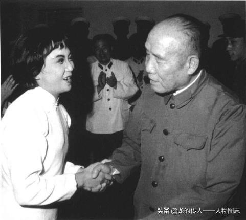 1977年，李达任全军第四届文艺汇演大会领导小组副组长。在观看海军文艺代表队演出