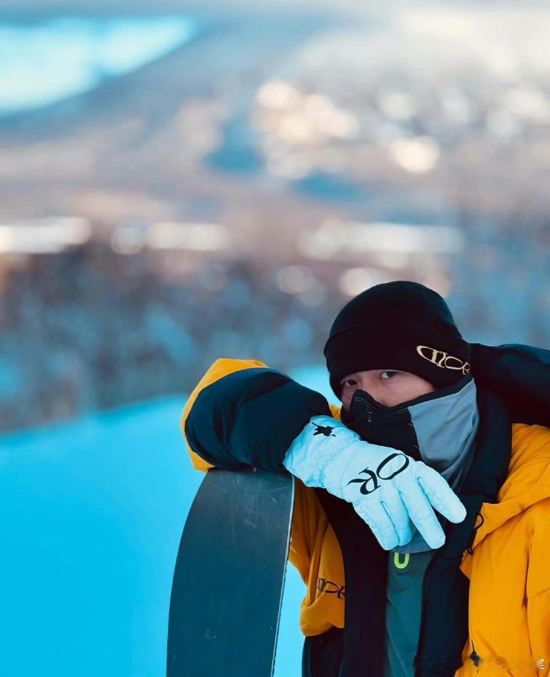 周杰伦滑雪照 周杰伦他又双叒叕去滑雪了，会滑雪的男人真的很加分，更何况还是周杰伦