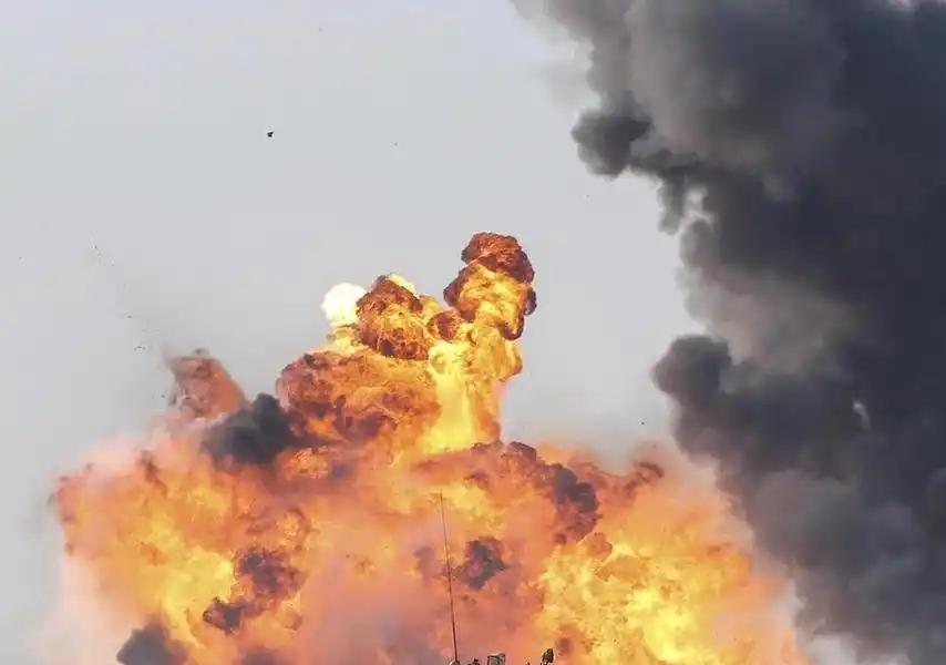 无人受伤，那很可能是摩萨德干的。如果是什叶派激进份子搞袭击，怎么也得找个人员密集