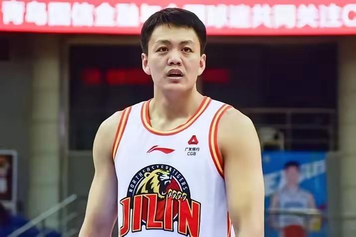 有吉林球迷提出质疑，为什么姜宇星在吉林男篮打的那么好，到辽宁男篮就有点儿水土不服