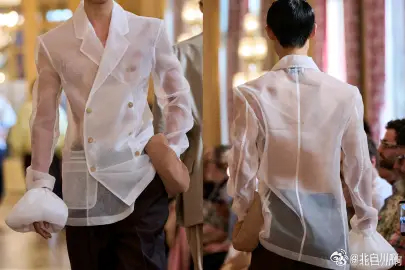 男装周 Hed Mayner 2027春夏男装系列以“自发性的极简主义”为核心，