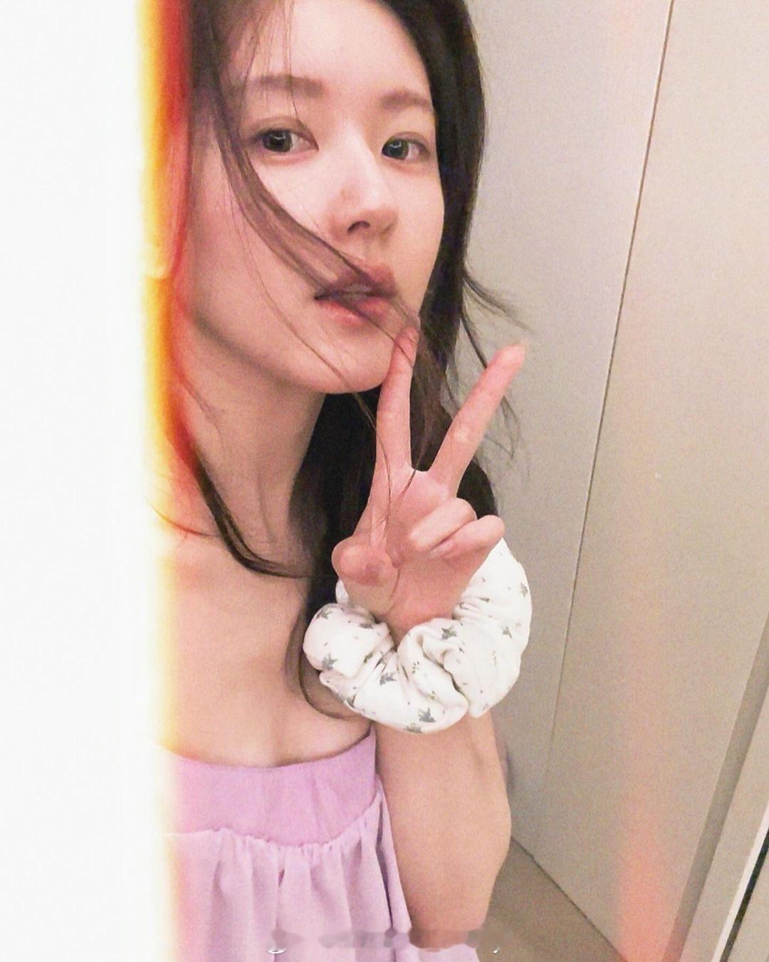 赵露思ins晒照，紫色look温柔漂亮～ ​​​