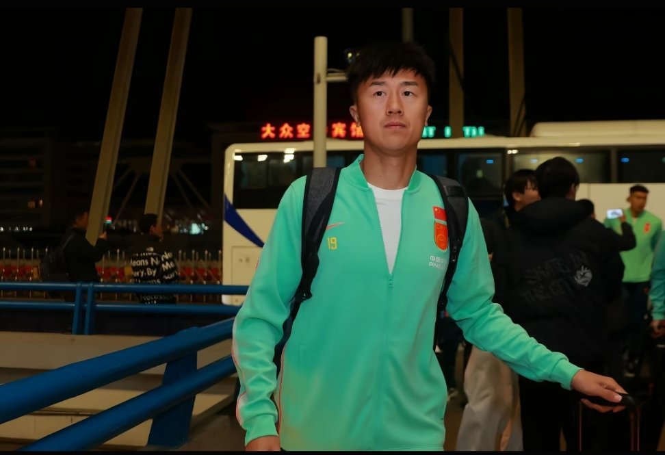 山东泰山队三位国脚谢文能、黄政宇、刘洋跟随国家队出发澳大利亚。照片由独家提供