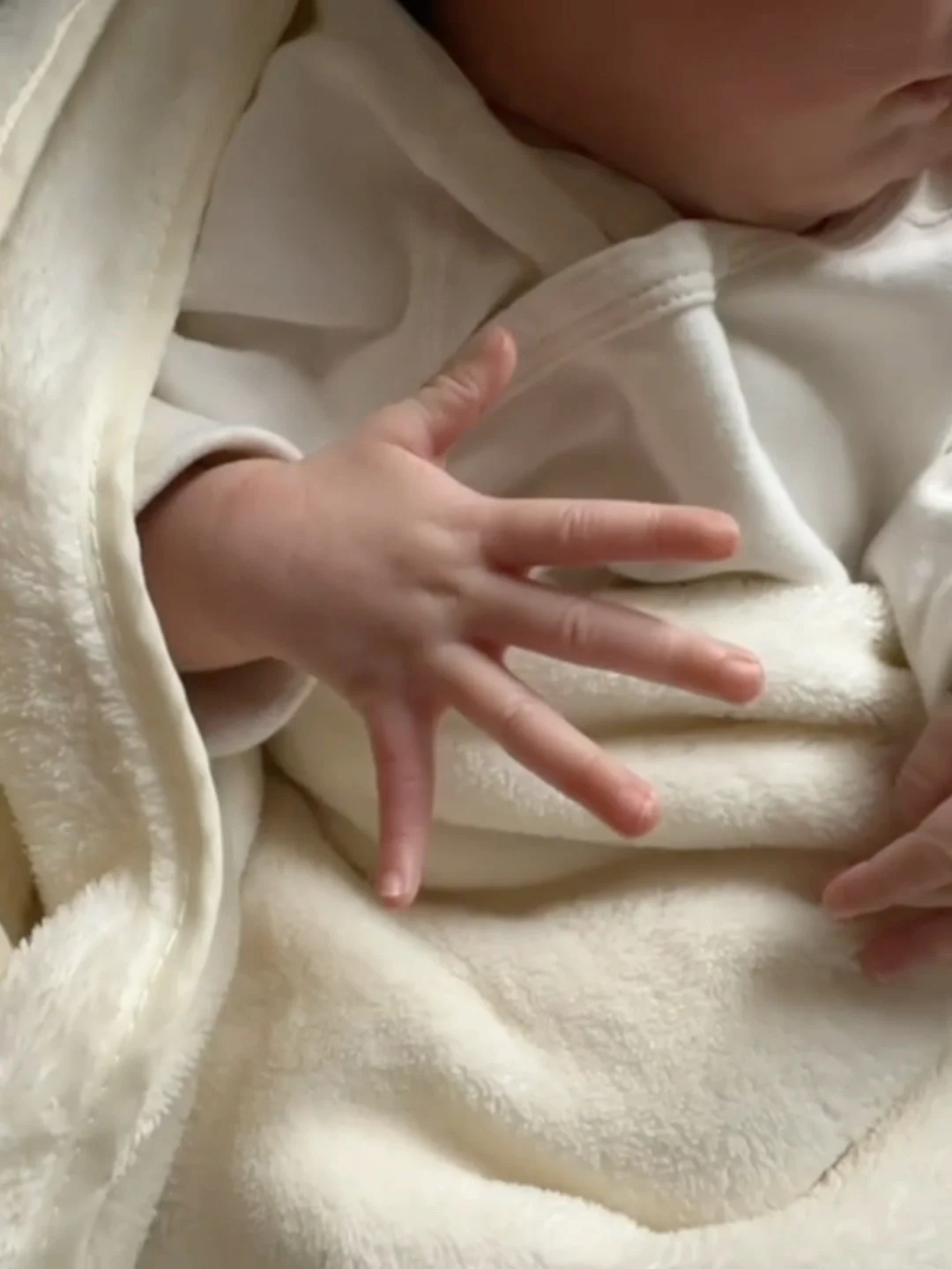 今天又被夸手指很长~真的好爱我崽的手手！