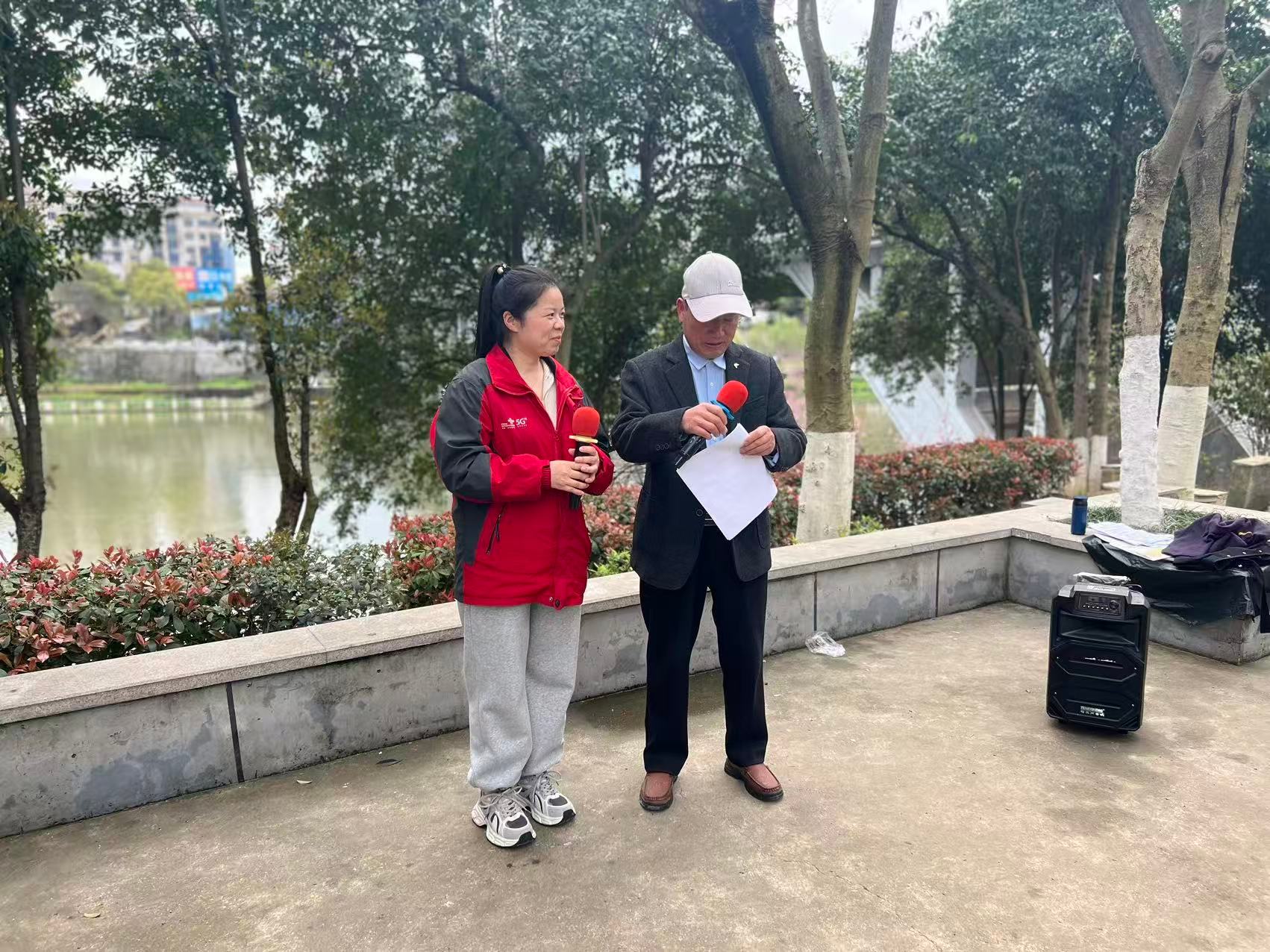 怀化联通今天在我们小区楼下搞活动，好奇凑过去瞅了一眼，工作人员不光给大家耐心讲解