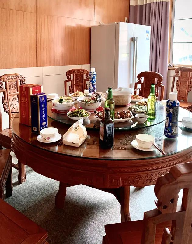 我认为轮流请客，其实AA制和轮流请客吃饭都是可以接受的！