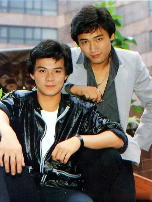 “无线五虎”之黄日华、苗侨伟

两人都是无线艺员训练班第9期毕业（三哥比黄大侠年