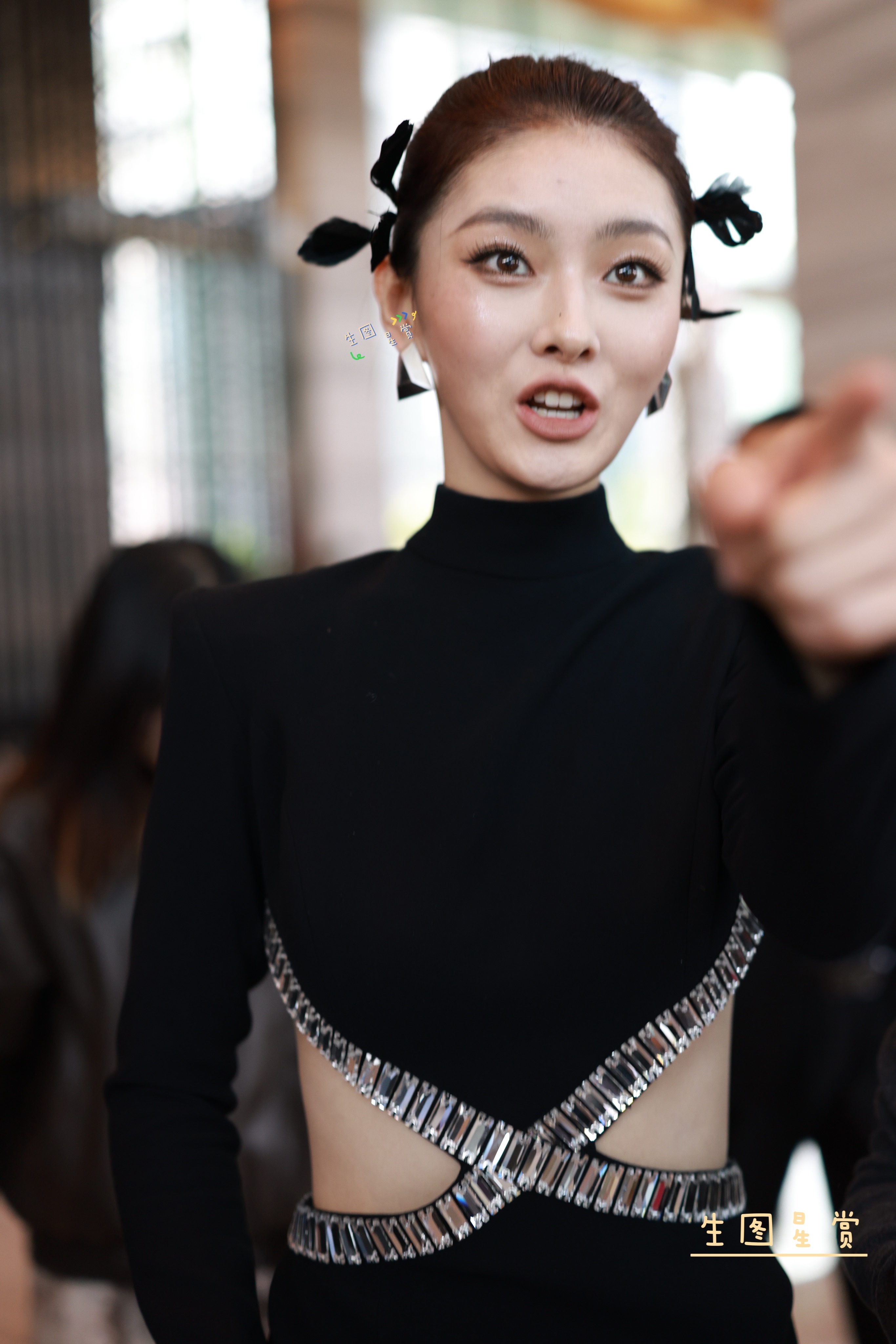 孙芊浔剧查查之夜上班妆发别致，大秀美背