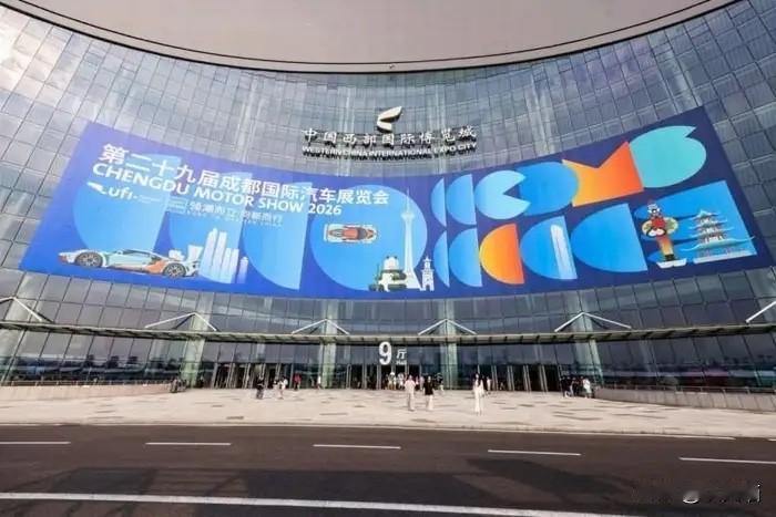说实话，看了成都车展上比亚迪那台大汉EV，我第一个念头是：那些个动辄百万的D级轿