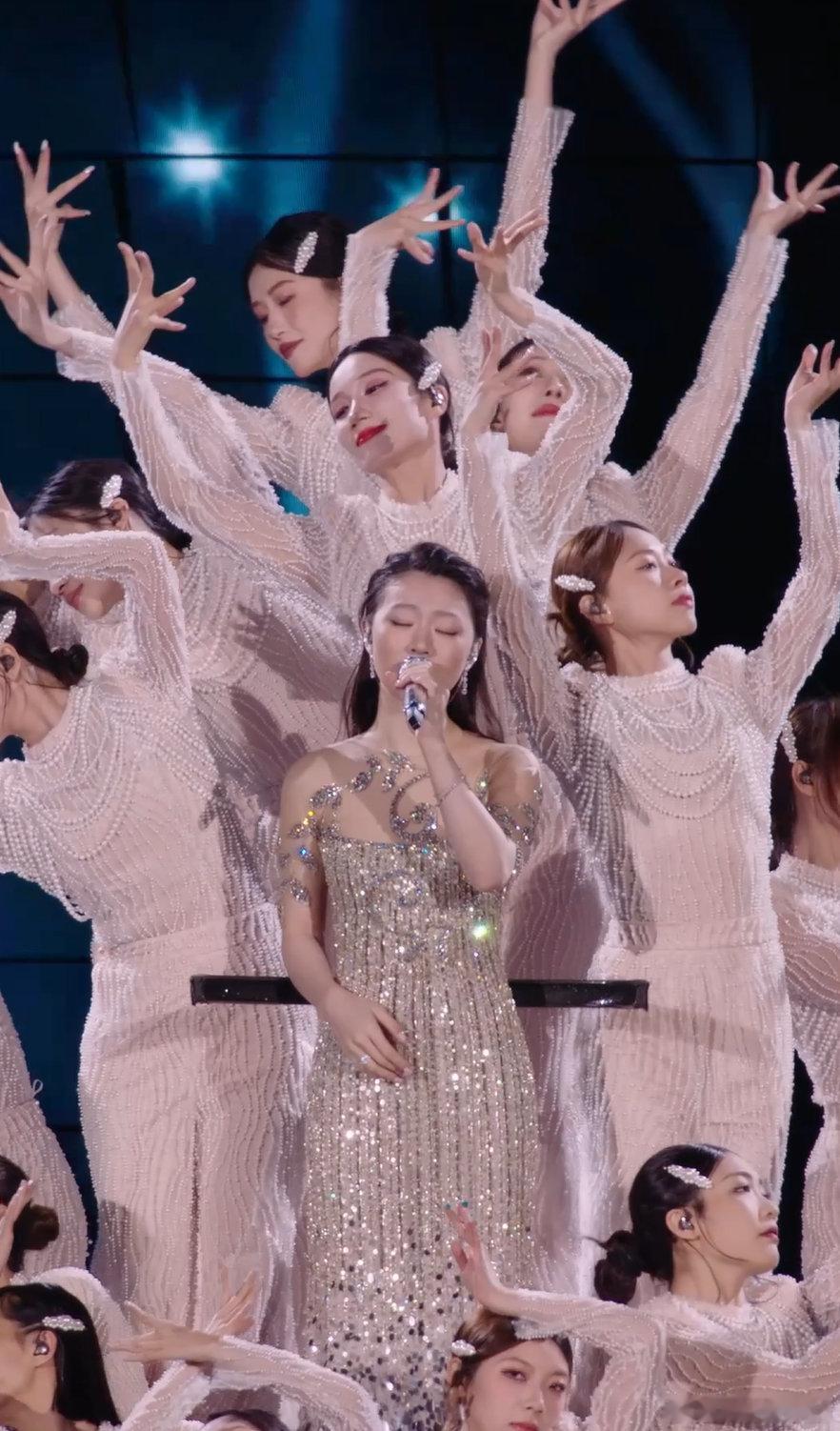 谁懂啊！鸿蒙星光盛典竖屏直拍，单依纯的舞台直接戳中我！震惊的是，这“站姐”视角居