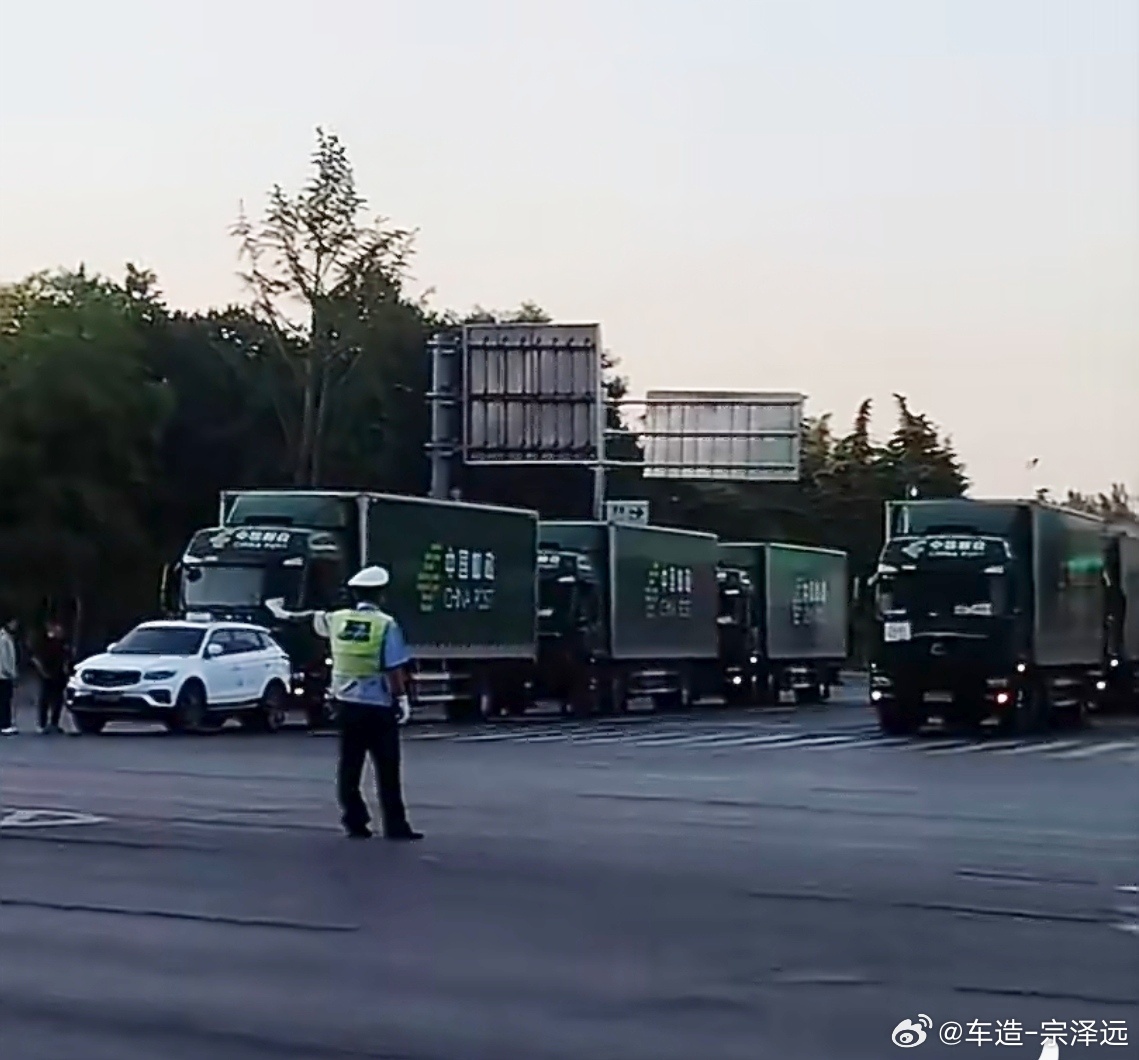 高考试卷押送车队震撼瞬间你运钞车保护阵仗还大的应该就是高考试卷车队了!叔叔们辛苦