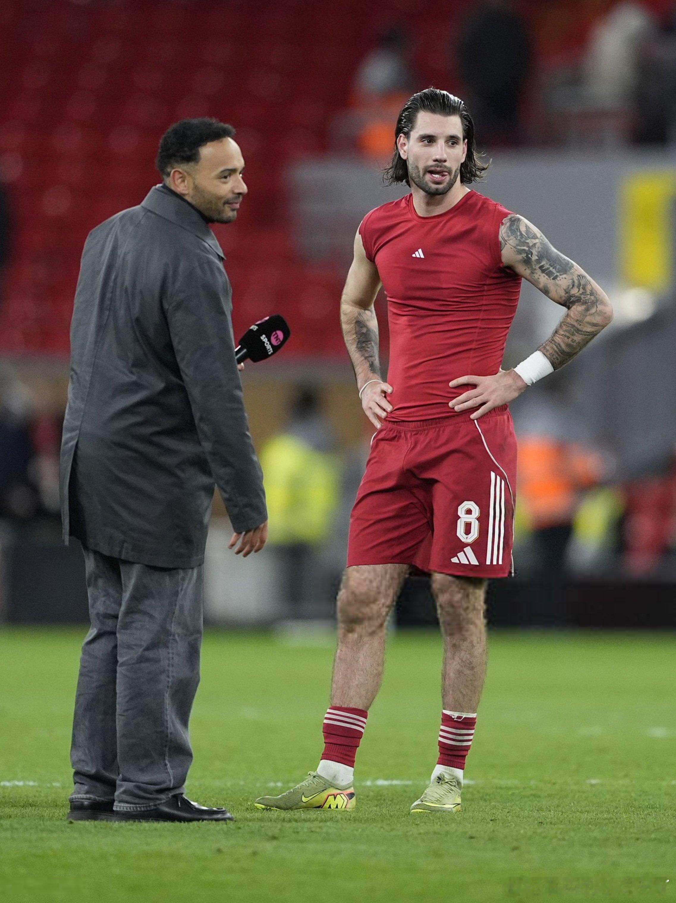 索博把球衣送给了一位举着索博名字的女球迷，女球迷开心起飞了 