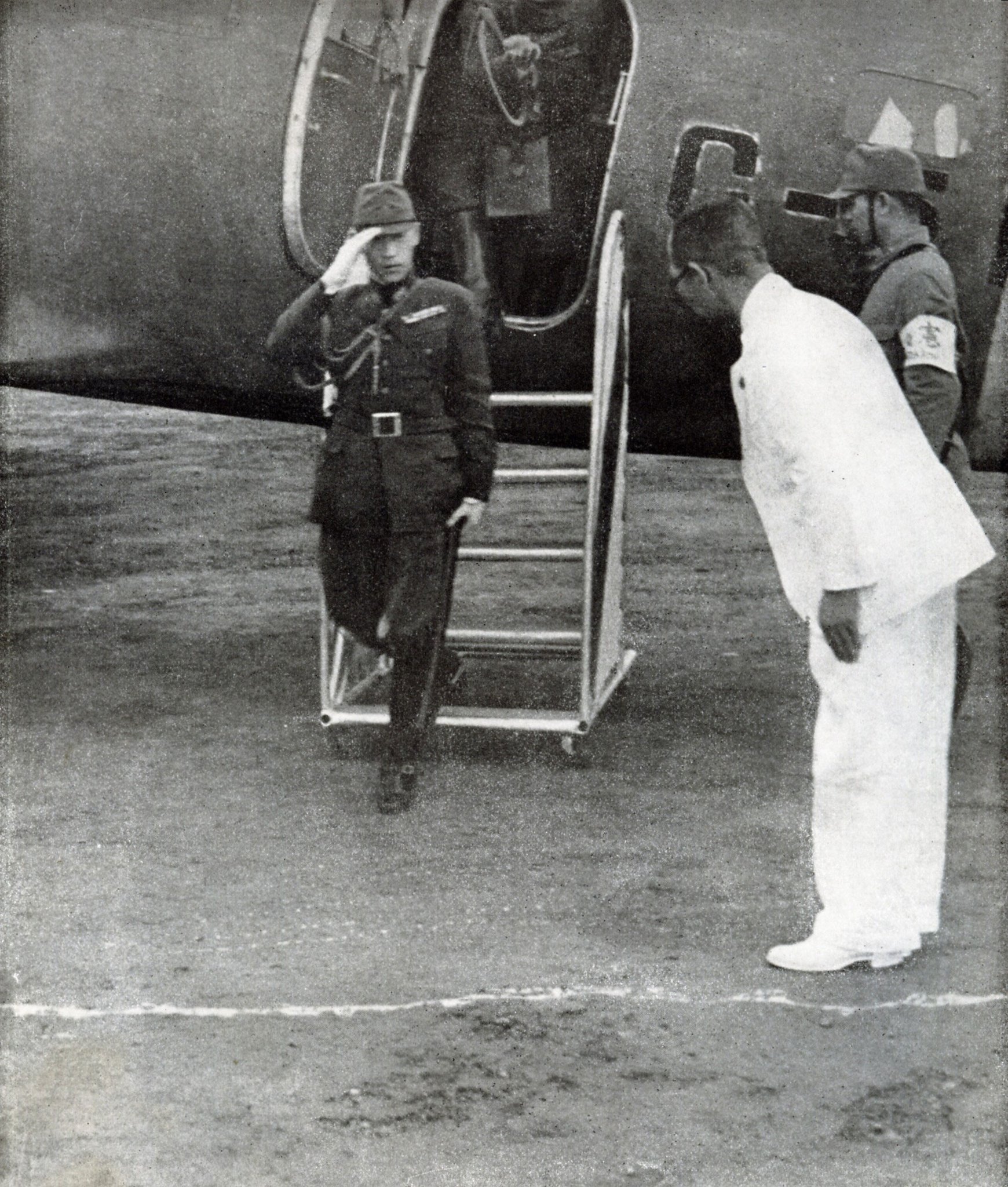 李鍝（1912-1945）高宗第五子义亲王李堈次子（算是纯宗和李垠的侄子），母亲