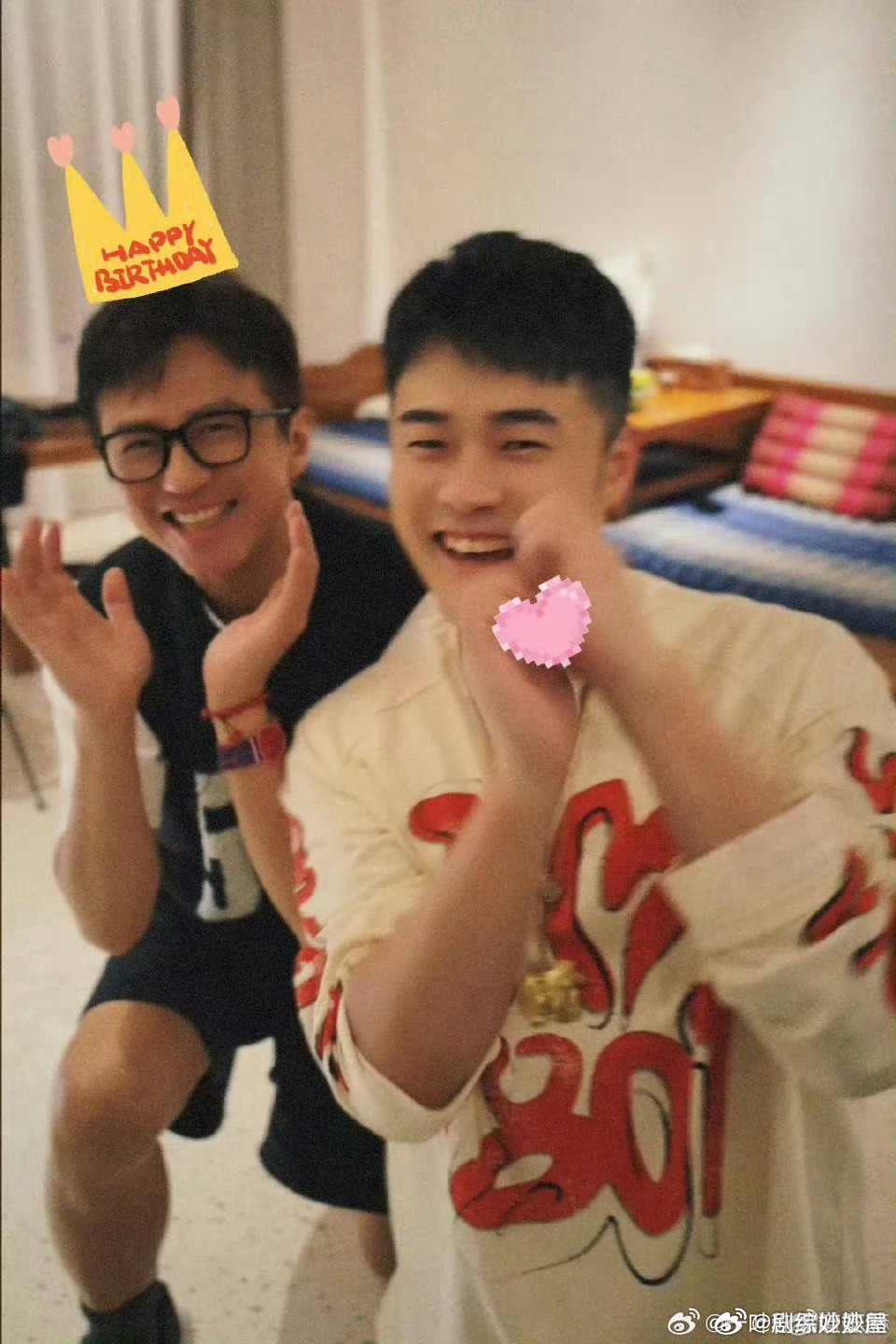 陈赫在演综教演戏，女学员称擅长哭戏，表演后他说“你在假哭”，对方尴尬。陈赫把女学