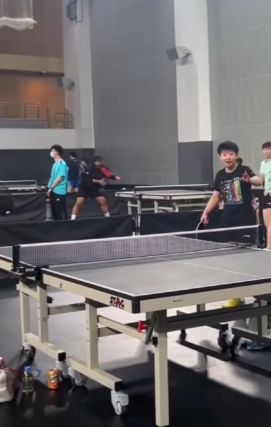 莎莎是编剧也是演员
自编自导自演，可爱的一塌糊涂
设计剧情，能当大导演
她边笑边