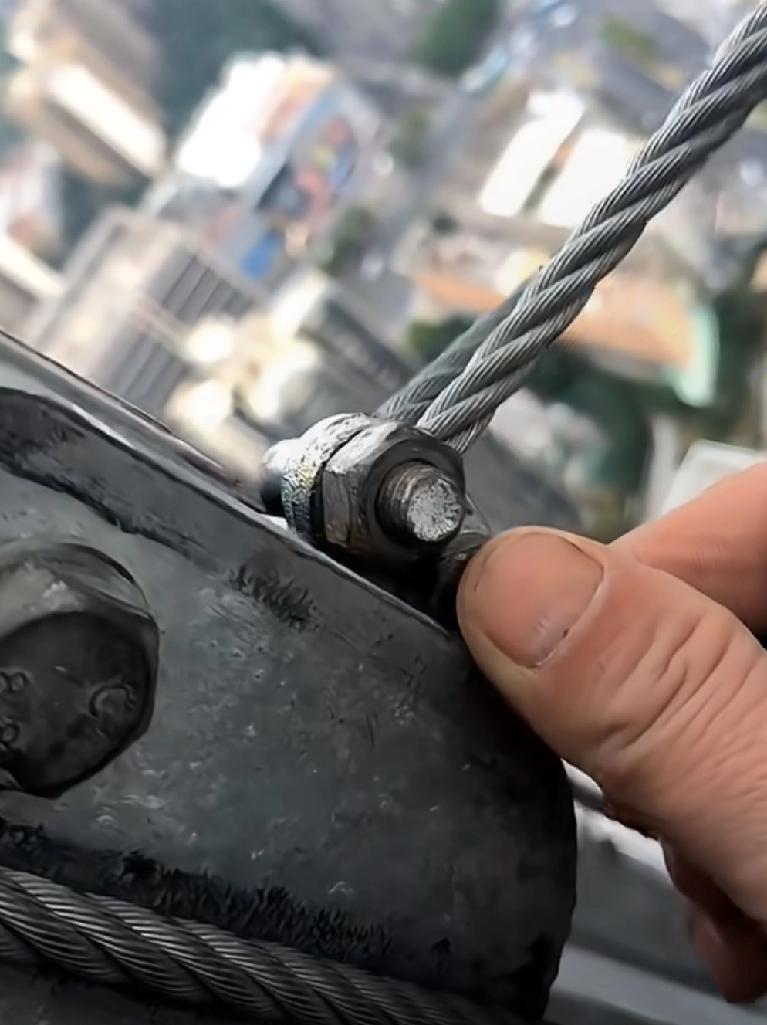 难道广东东莞的高空作业，里面的竞争如此的激烈
一位在东莞高空作业的男子在工作前检