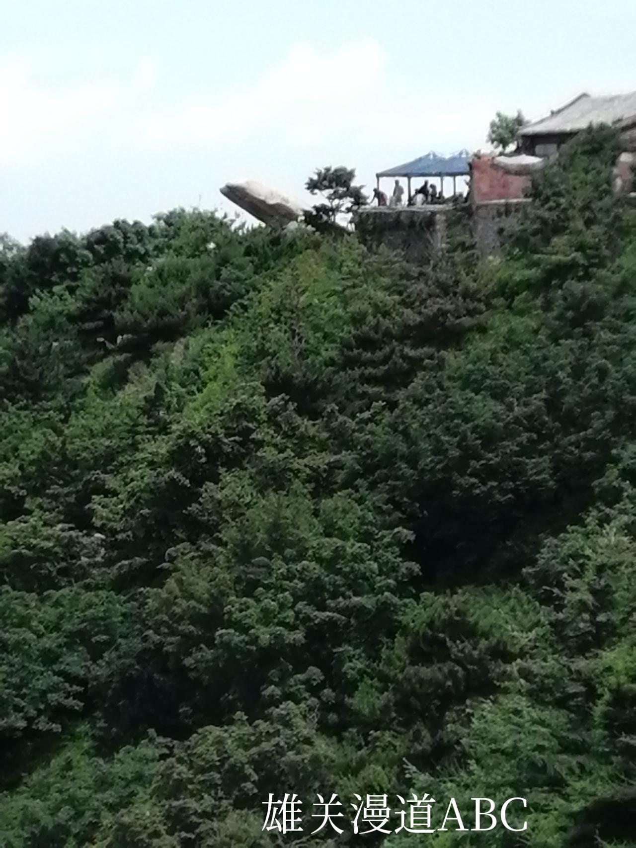 友友上联：乌篷落棹西湖雨，
愚对下联：虬松立峰东岳风。
头条首发
