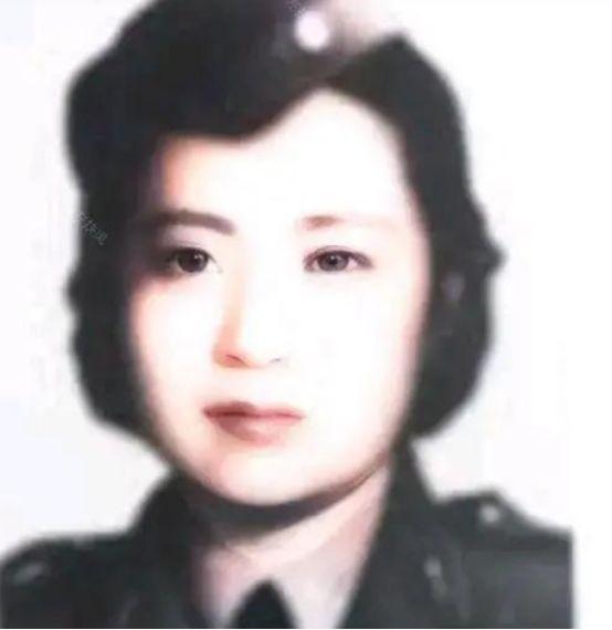 1951年，叶亚华在澳门街头要饭无果，无奈在牌子上写道：“我是抗日名将王铭章的遗