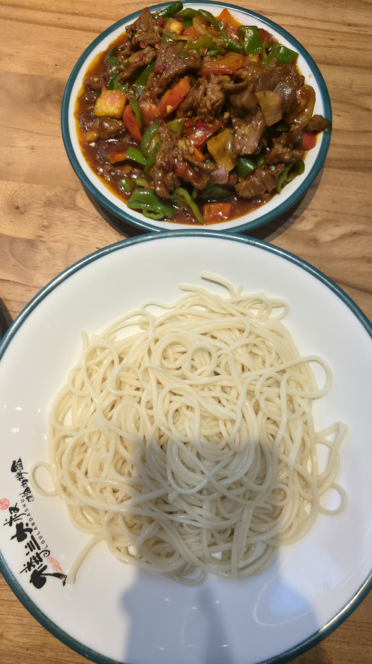 记录我的2026新疆乌鲁木齐午餐，过油肉拌面、手抓饭、大盘鸡🐔，这大盘子比锅还