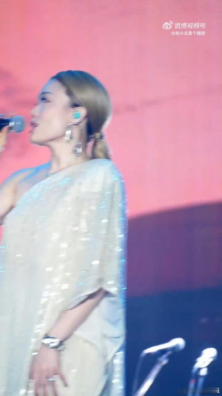 个人演唱会超200场的含金量 容祖儿的演唱会完成了一次次自我迭代，200多场的时