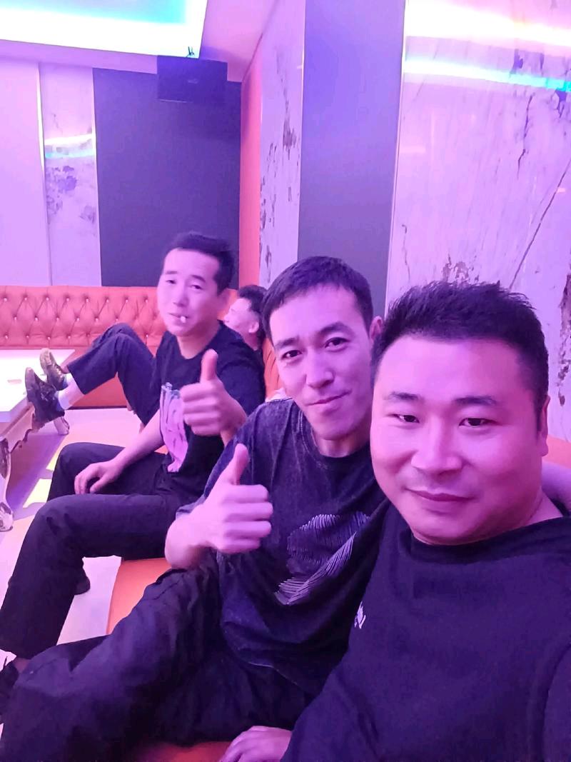 人与人之间


人和人的关系是惟妙惟肖的，彼此之间的友谊也不是长久的，更时与时俱