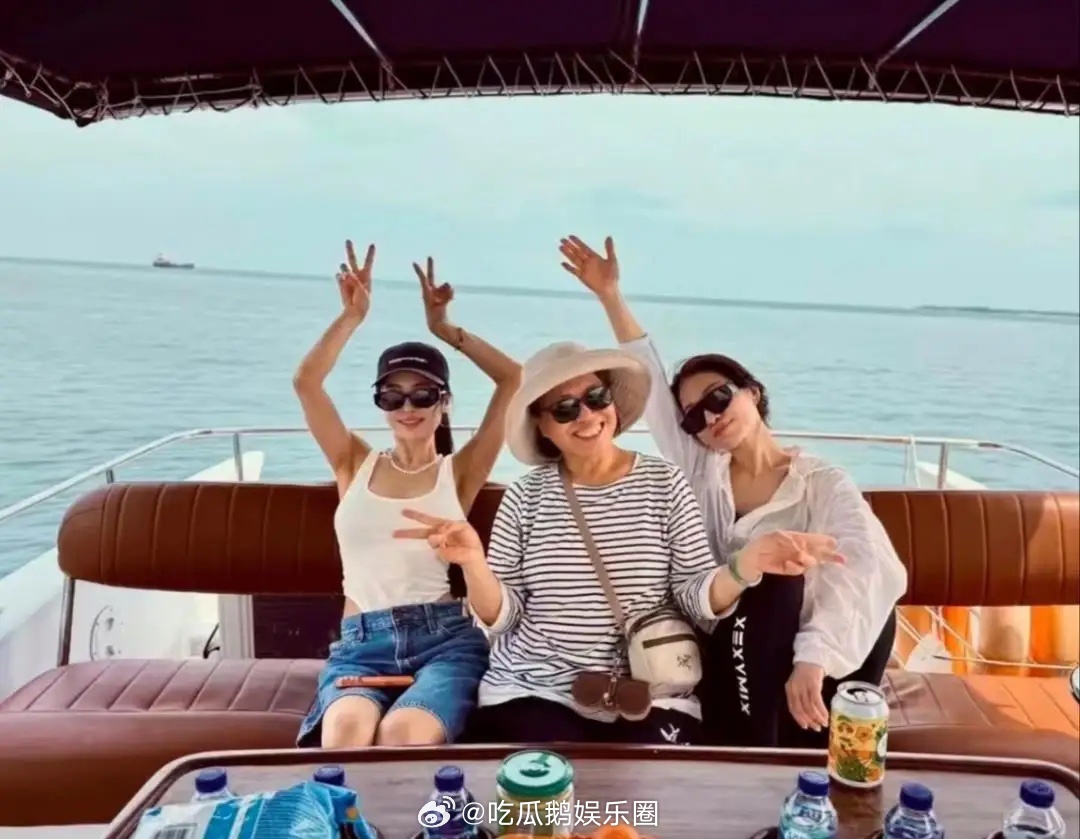 47岁蔡依琳带妈妈和姐姐到巴厘岛度假，一家人坐游轮出海看风景。她穿着白色背心，她