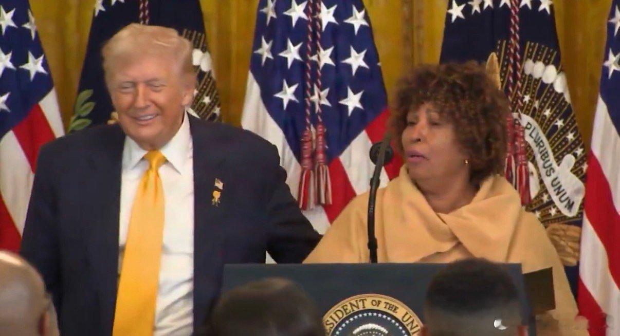 一位在暴力事件中失去孙子的华盛顿特区居民在白宫发表讲话：“感谢上帝，感谢这位总统