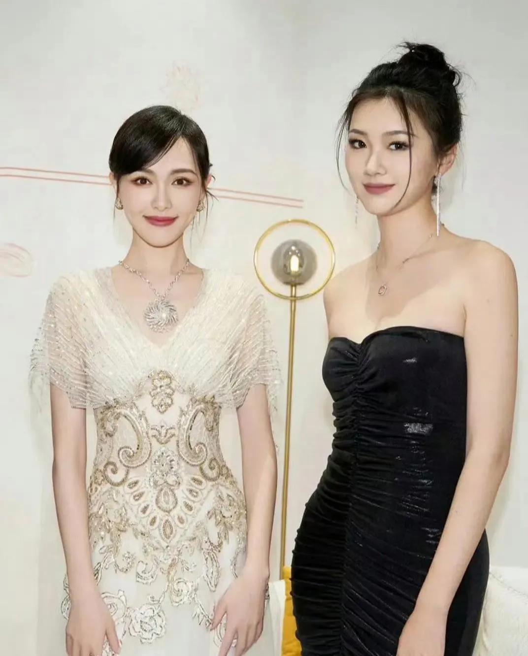 【唐嫣和素人合影】从此图可以看出来，唐嫣拥有模特般的气质，但是这个素人同样展现出