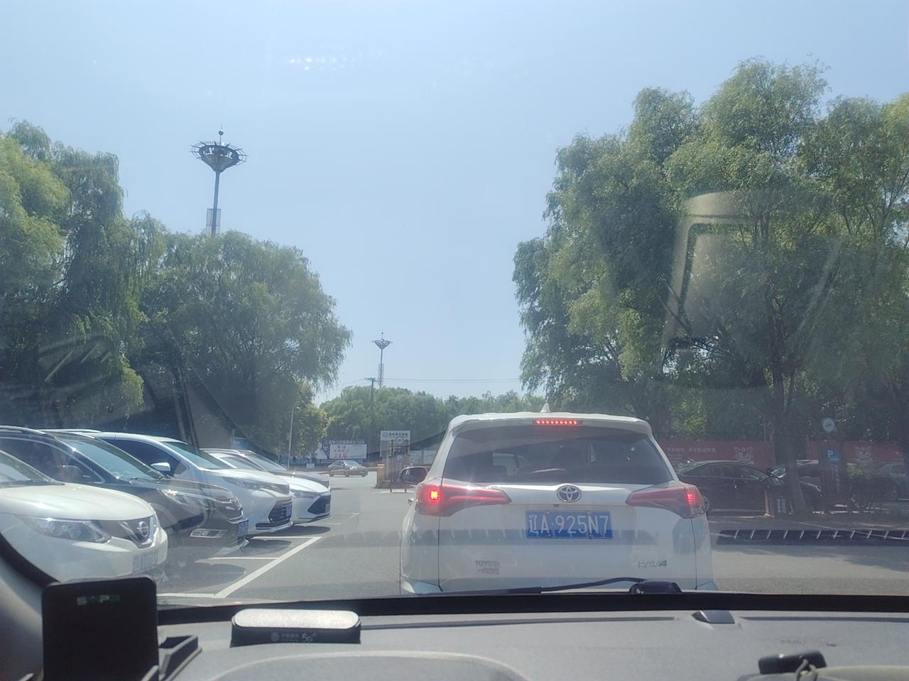 避雷吧，同志们，铁岭莲花湖湿地公园。来玩的人确实不少，停车场都停满了，出去扫码特