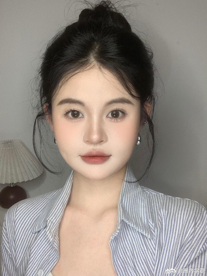 方圆脸春日上镜淡妆 被方圆脸春日淡妆惊艳到！自然清透不挑场合，简单几步提升气色，