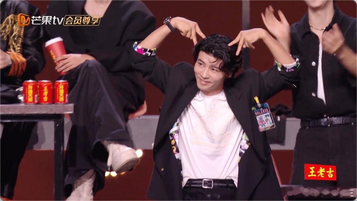 张晋硬汉微萌 天呐！张晋也太会了吧，打拳的时候那叫一个英姿飒爽，浑身散发着硬汉魅