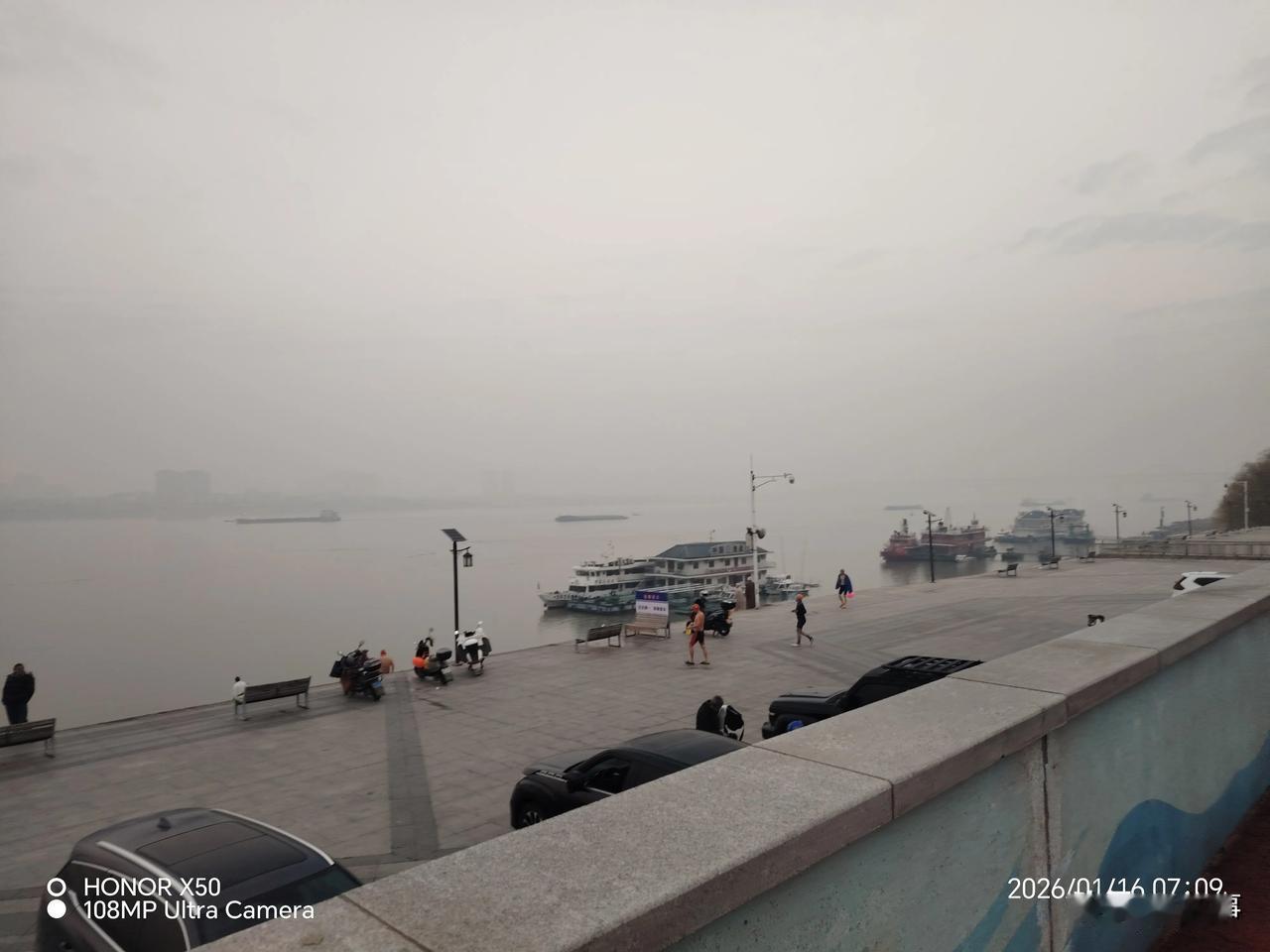 长江岸边冬泳“上头条聊CBA”