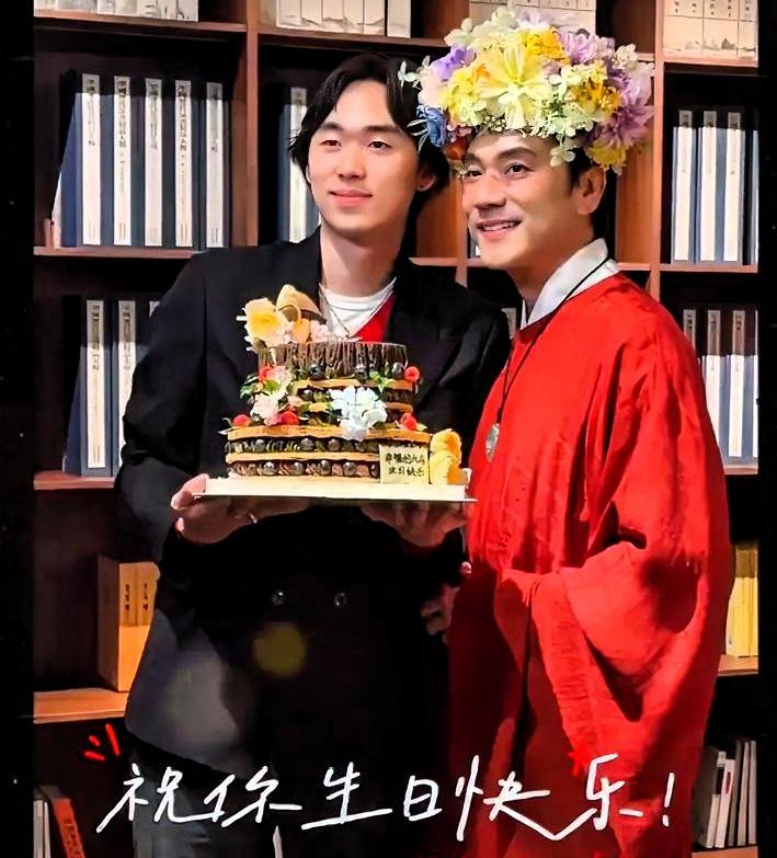 同一个小时里，林依轮先跟儿子开玩笑，又把女方叫“大宝贝儿”。两副语气，一个意思：