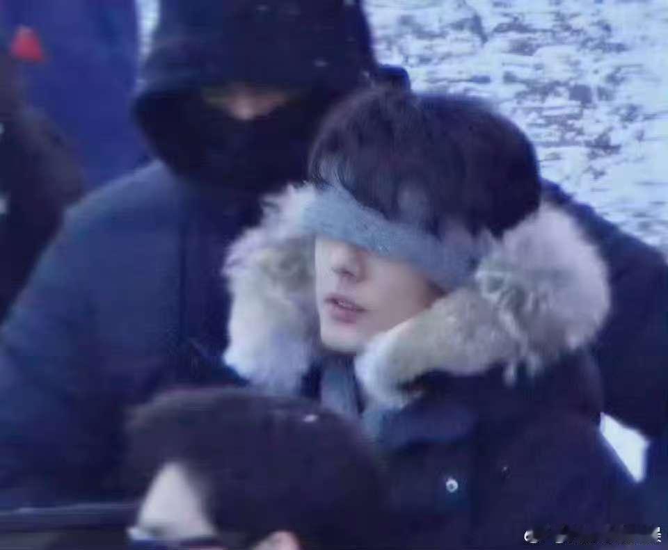 肖战小城良方蒙眼造型肖战蒙眼造型肖战小城良方蒙眼造型，哇塞，