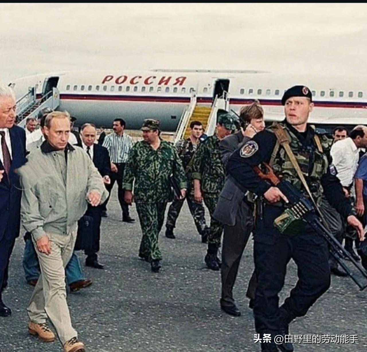 普京“硬汉形象”的奠基之战。
1999年8月，当时车臣武装袭击了达吉斯坦，局势十