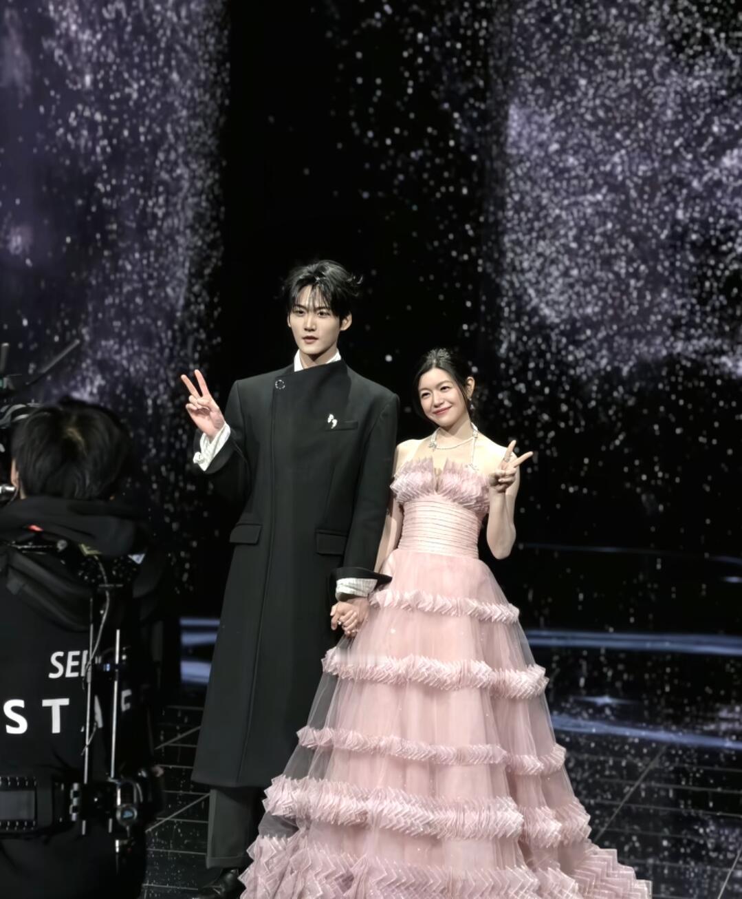 周柯宇陈妍希互拍手既然拉上了就不能分开啦这么甜的售后大家一定不要错过 