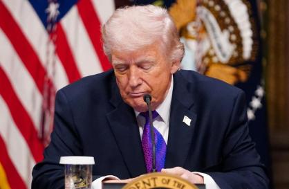 这次特朗普的脸要被丢尽了，自己刚说要对所有国家通过霍尔木兹海峡的油轮进行护航，转