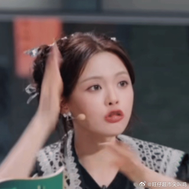 杨超越一天两个综艺杨超越综艺好多 厨综里刚吃完天南海北的美食，转头就出现在开推预