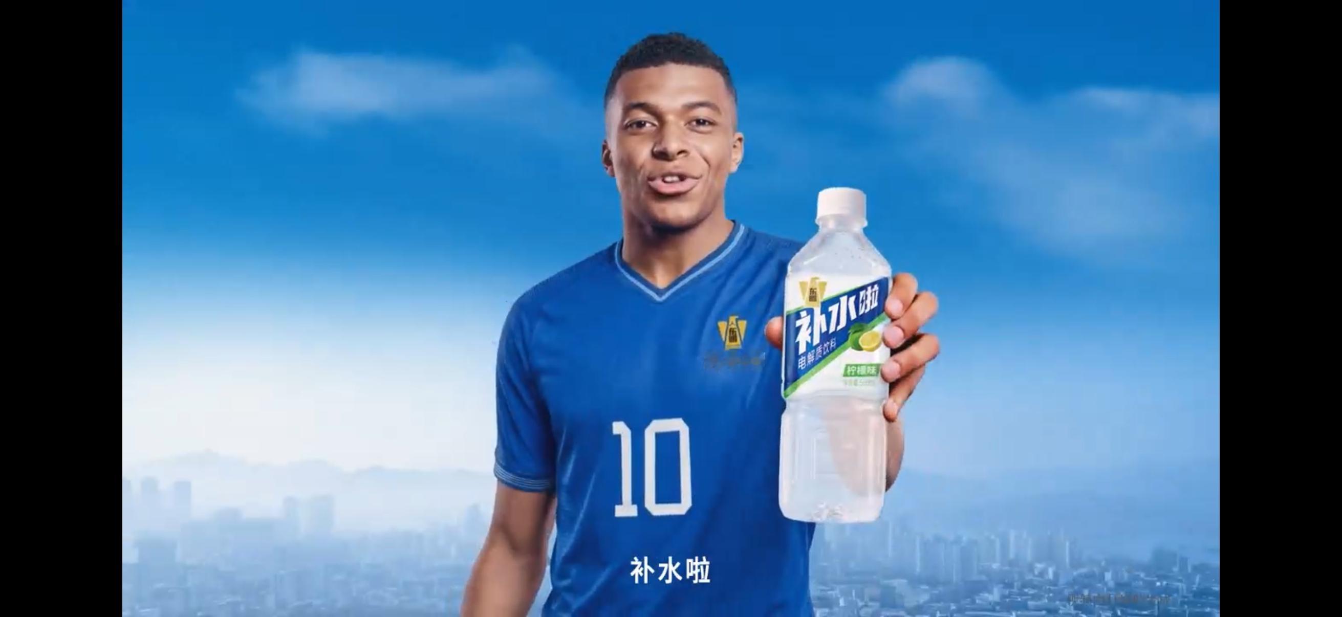 姆巴佩喊你补水啦 运动人群都知道，打球或跑步时只喝普通水，是补不回钾钠氯的，俗话