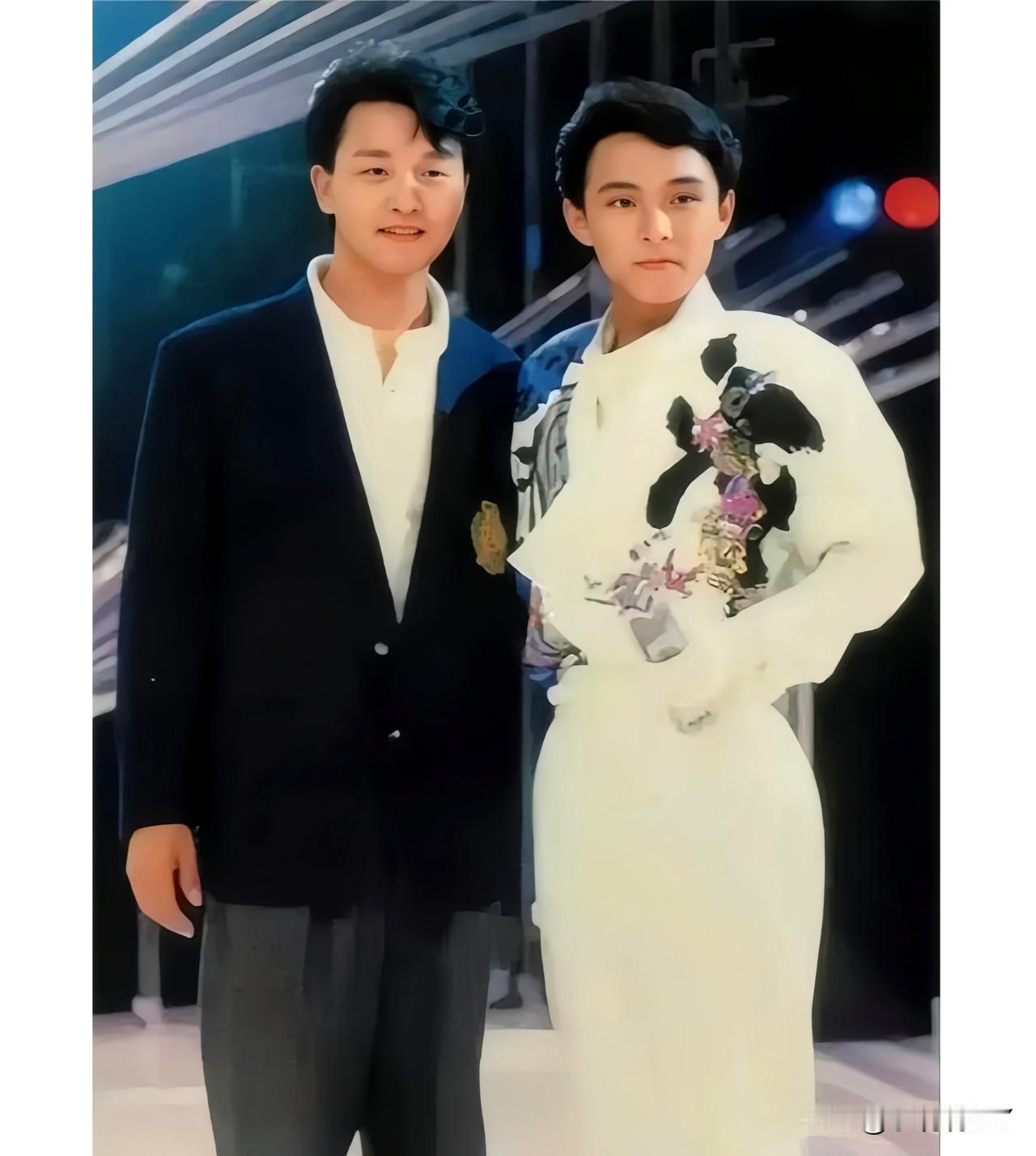 这是1984年张卫健与张国荣同框的一张合影，当时张卫健19岁，清秀俊朗。张国荣2