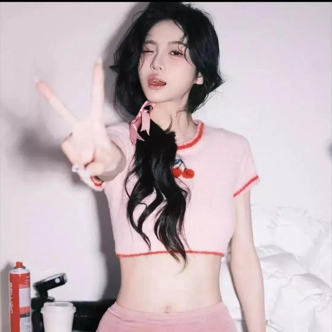 元气少女俏皮手势，粉色穿搭甜美可爱嫩粉色系穿搭 温柔粉色穿搭 粉色长袖穿搭 粉色