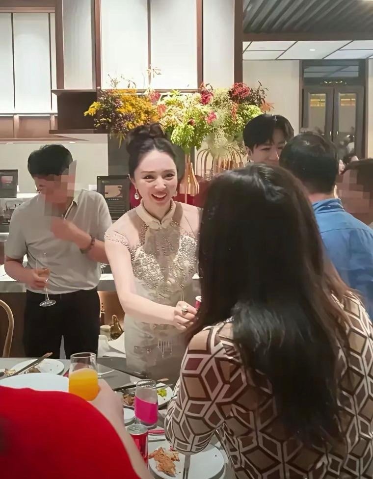 董璇二婚婚礼现场曝光，看到了佟大为老婆关悦，还有佟丽娅的座位，董璇穿着白色旗袍敬