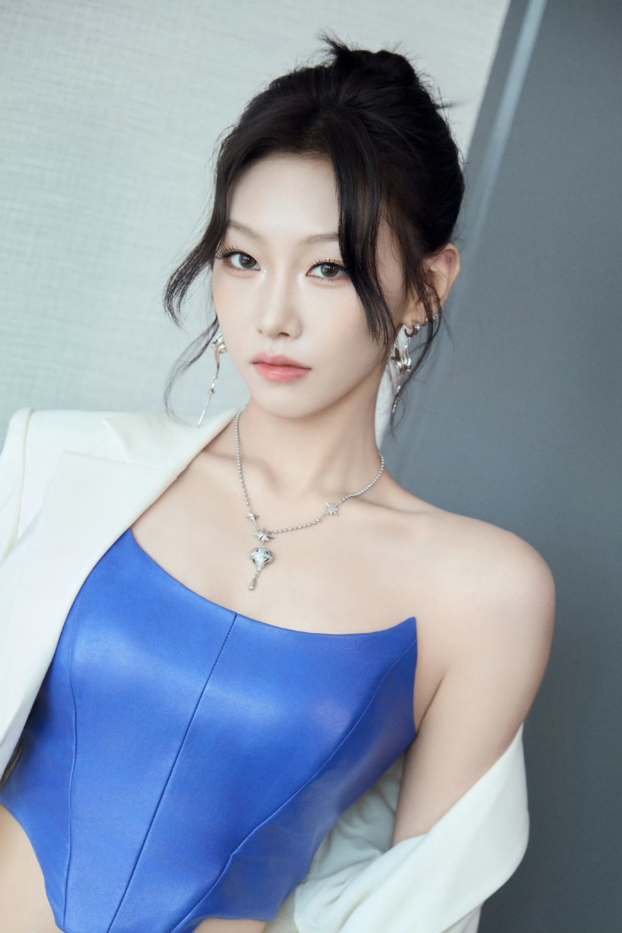 建议RED把蓝调半永久 RED这次蓝调时刻造型太绝了，直接杀疯！全员蓝白渐变穿搭