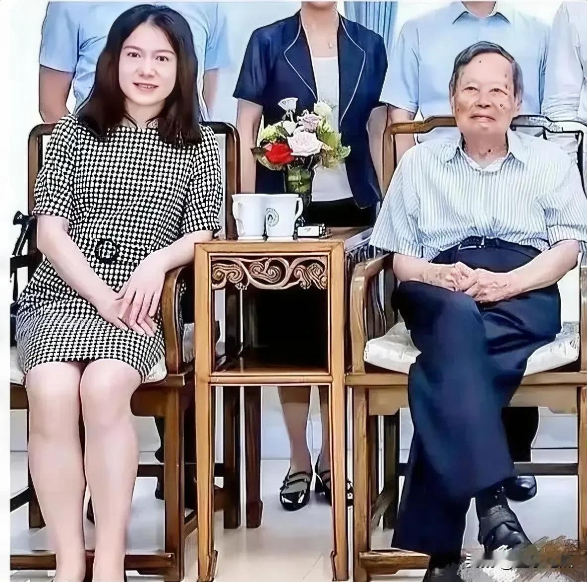 杨振宁和妻子翁凡合照，杨振宁102岁了依然精神饱满，老当益壮，容光焕发。而妻子翁