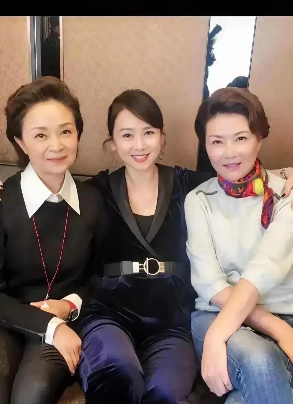 她们俩没有中间的翁虹名气大，可能就因为两个字！大胆，这两个字用在翁虹身上再合适不
