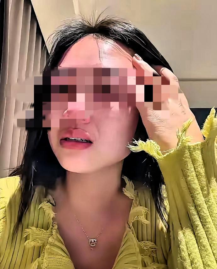 离谱到头皮发麻！
谁能想到
逛街试个裤子居然惨遭

针头扎伤，上海南京路赵女士试