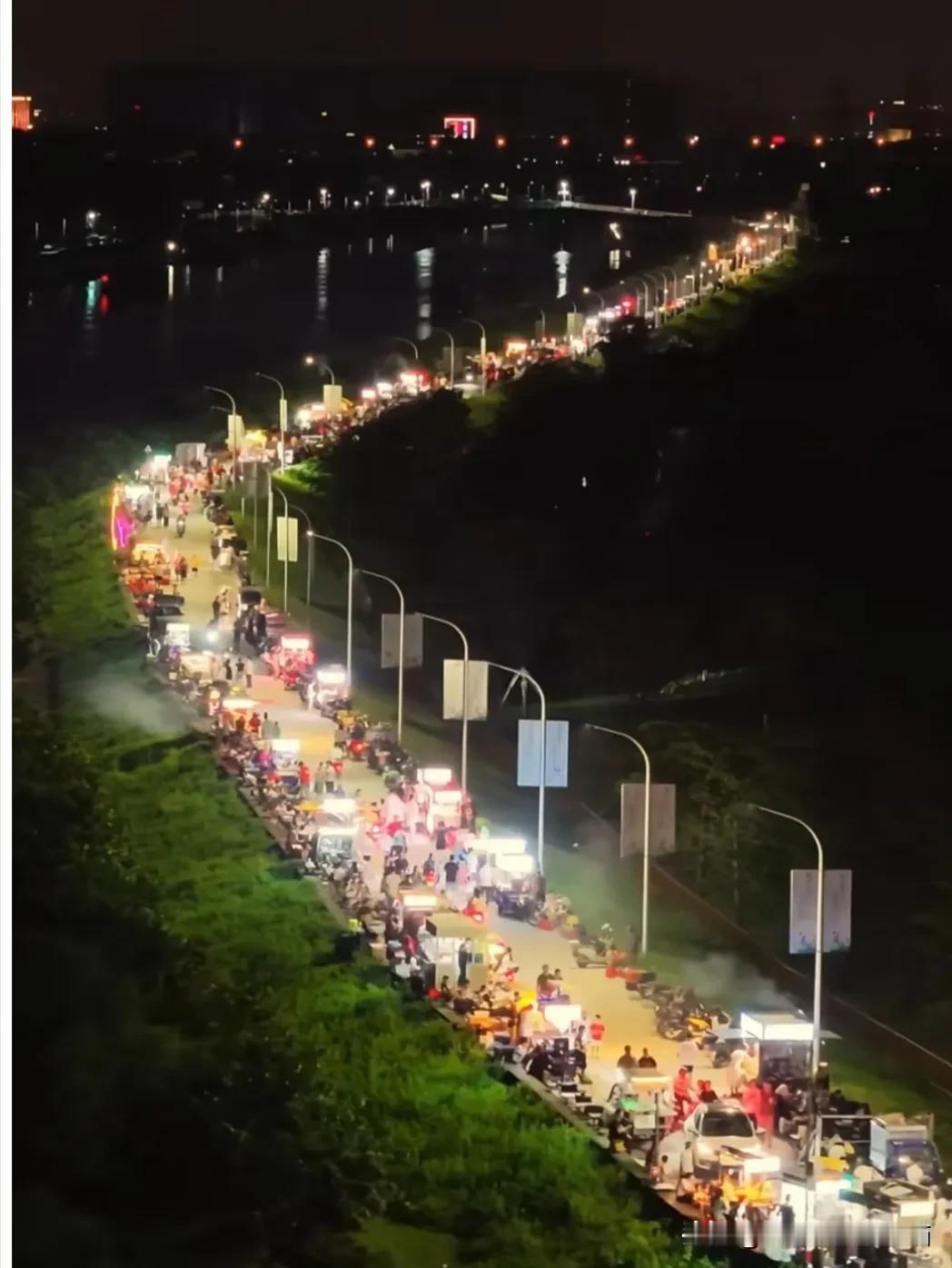 看到“苦辣酸甜熬岁月”这个上联，瞬间就感觉生活的滋味都在里头了。
有人对出“风霜