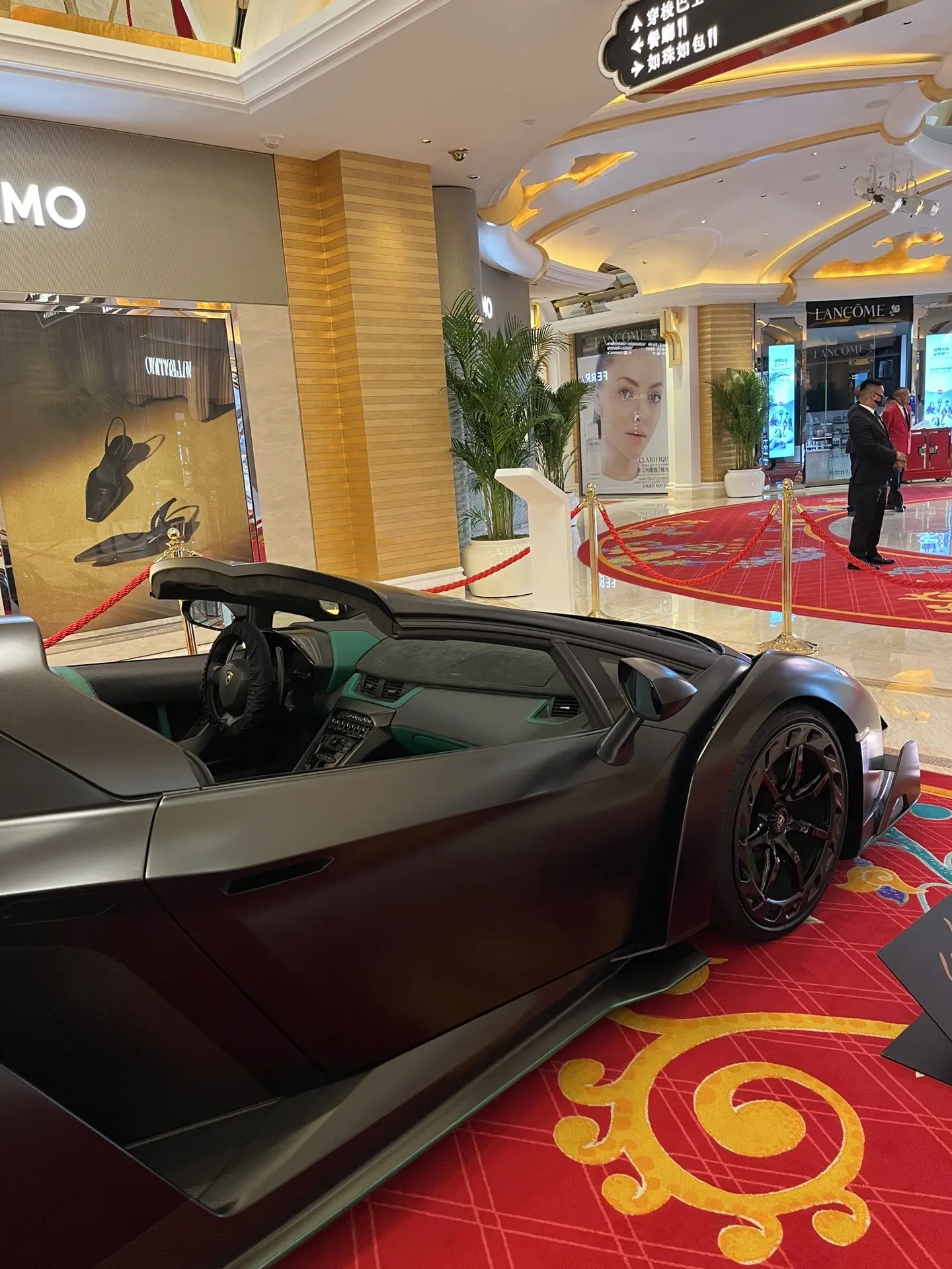 Lamborghini Veneno appears at Wynn ...