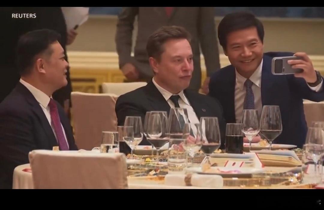 估计雷总心里想的是：先笑眯眯跟你合个影，在看我的su7怎么把你的model3给干