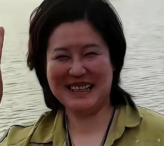要是没人提醒，打死我也不敢信。眼前这个挤着眼睛、双下巴若隐若现的短发大姐，竟然是
